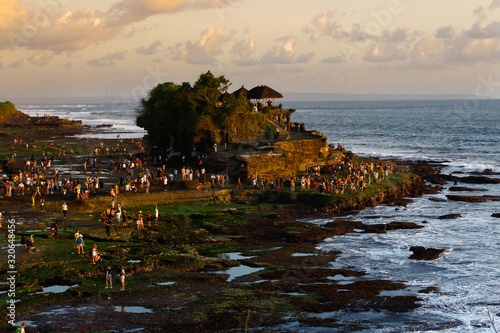 Bild auf Leinwand People waiting for the sunset on Tanah Lot temple