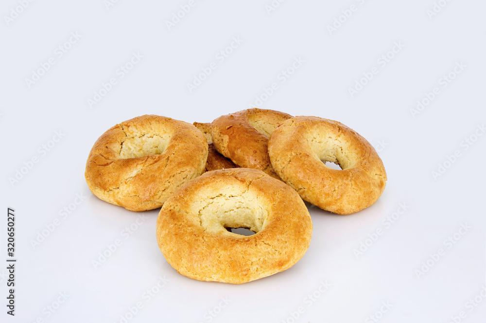 Varias rosquillas artesanales sobre fondo blanco Varias rosquillas artesanales sobre fondo blanco