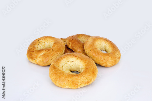 Varias rosquillas artesanales sobre fondo blanco