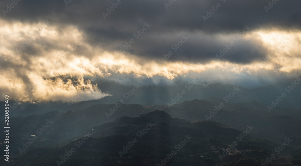 Portugal Gerês bonita paisagem montanhas e nuvens ao nascer do sol