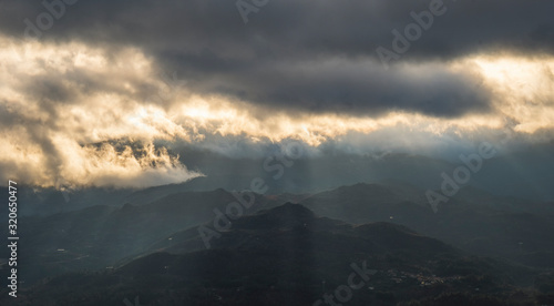 Portugal Gerês bonita paisagem montanhas e nuvens ao nascer do sol © Romano Alves