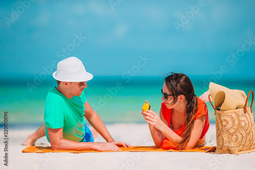 Obraz na plátně Happy couple taking a self photo on a beach on holidays