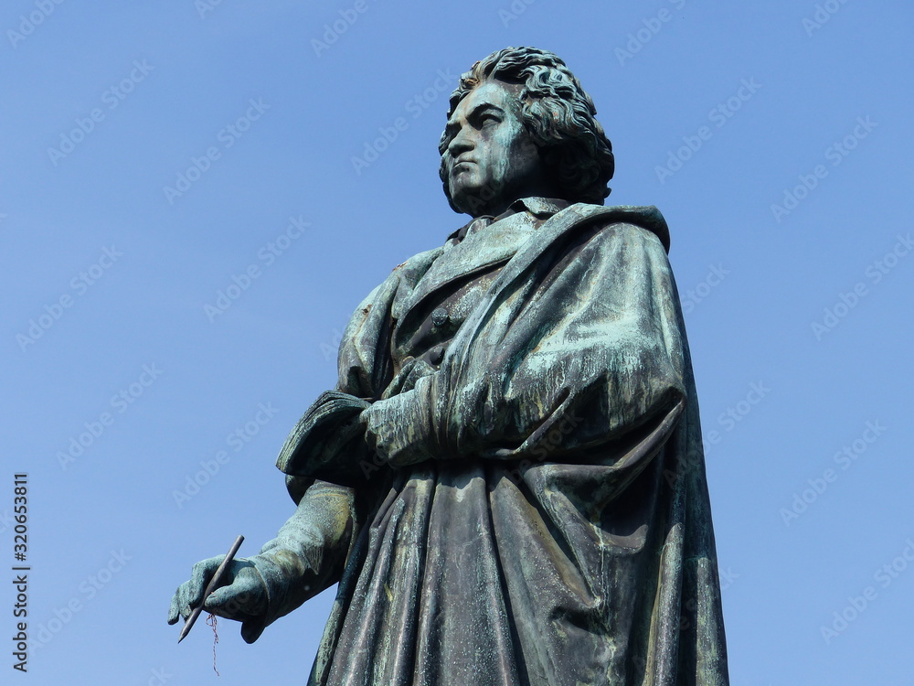 Seitliche Sicht auf das Beethovendenkmal in Bonn am Rhein