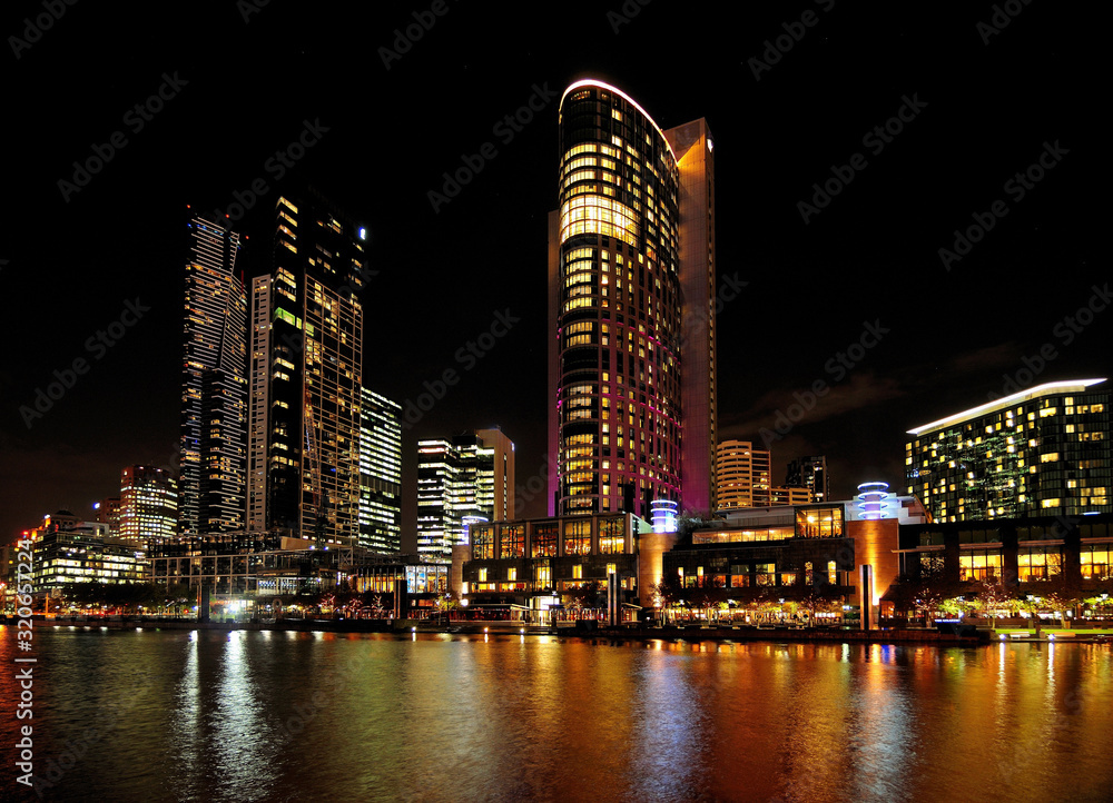 Obraz premium View At Night From King Street Bridge To Southbank At Yarra River In Melbourne Victoria Australia