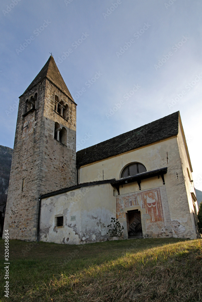 la chiesetta romanica di San Michele a Mazzon (Alto Adige)