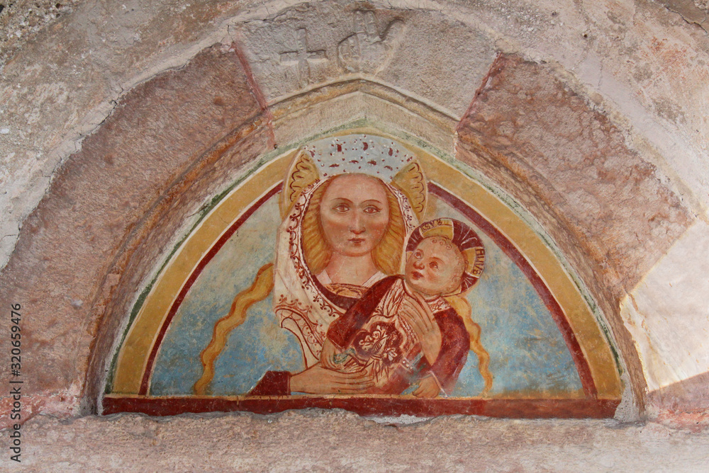 Madonna con Bambino; lunetta del portale della chiesa di San Marcello a  Dardine in Val di Non; Trentino