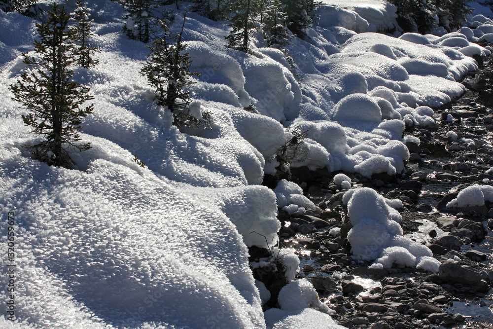 piccole dune di neve coperte di cristalli di ghiaccio lungo il torrente Travignolo in Val Venegia; Trentino piccole dune di neve coperte di cristalli di ghiaccio lungo il torrente Travignolo in Val Venegia; Trentino