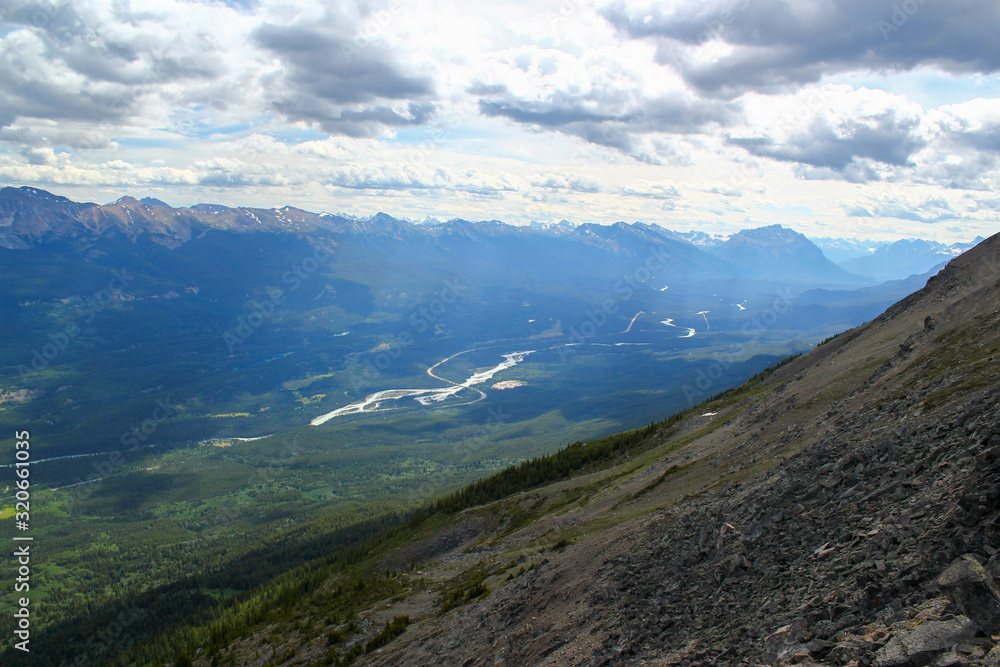 Fototapeta premium Beautiful view into the valley / Wild and untouched landscape / Jasper Nationalpark / Alberta / Canada