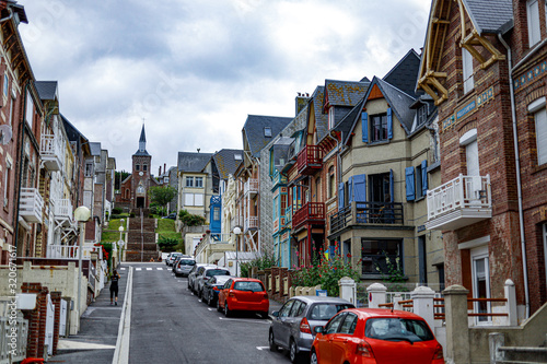 schöne bunte Stadt an einer steilen Straße mit bunten Autos © Tom