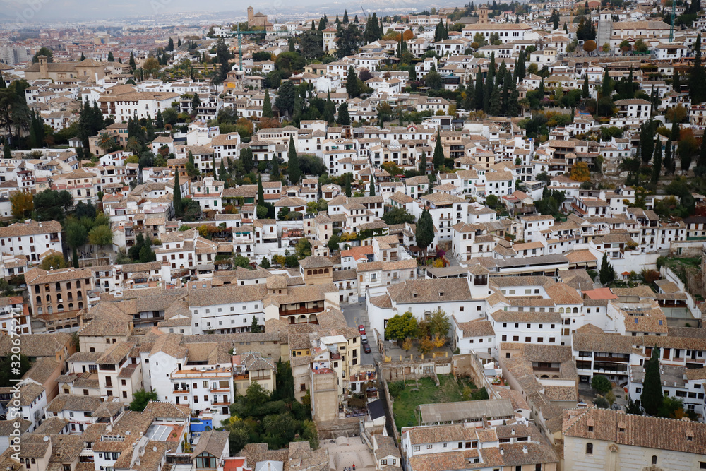 Luftaufnahme einer Drone über einen Stadt in Spanien Luftaufnahme einer Drone über einen Stadt in Spanien