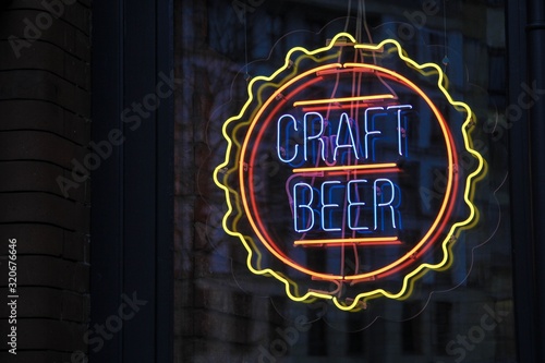 Neonschild an einem Fenster einer Bar
