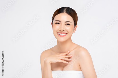 Фотография Beauty shot of youthful bright skin smiling pretty Asian woman