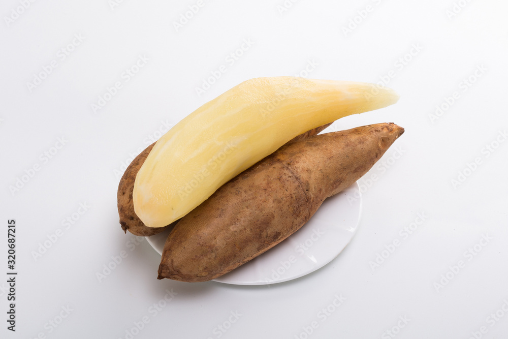 Smallanthus sonchifolius on the white plate, he in the white background, is a nutritional health of the wild plant fruit, pharyngeal inhibition Smallanthus sonchifolius on the white plate, he in the white background, is a nutritional health of the wild plant fruit, pharyngeal inhibition