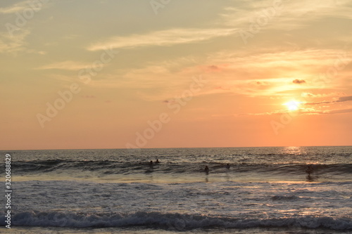 Surfistas en atardecer en la playa  Puerto Escondido  Oaxaca