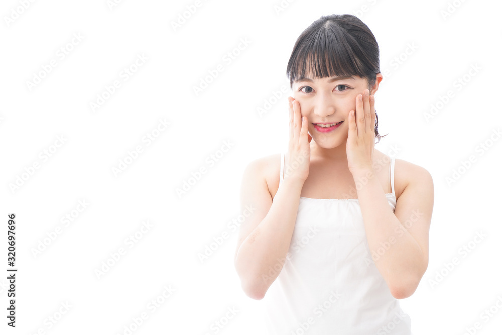 フェイシャルケアをする若い女性 フェイシャルケアをする若い女性