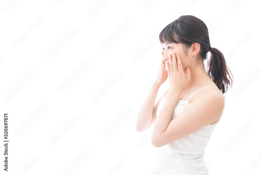 フェイシャルケアをする若い女性 フェイシャルケアをする若い女性