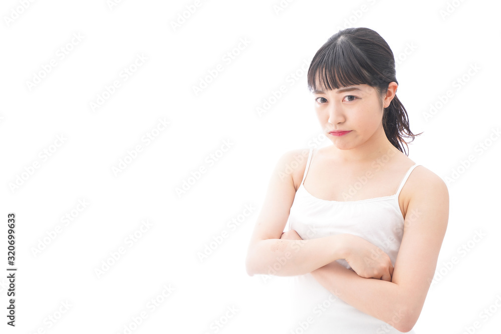 怒りを感じる若い女性 怒りを感じる若い女性