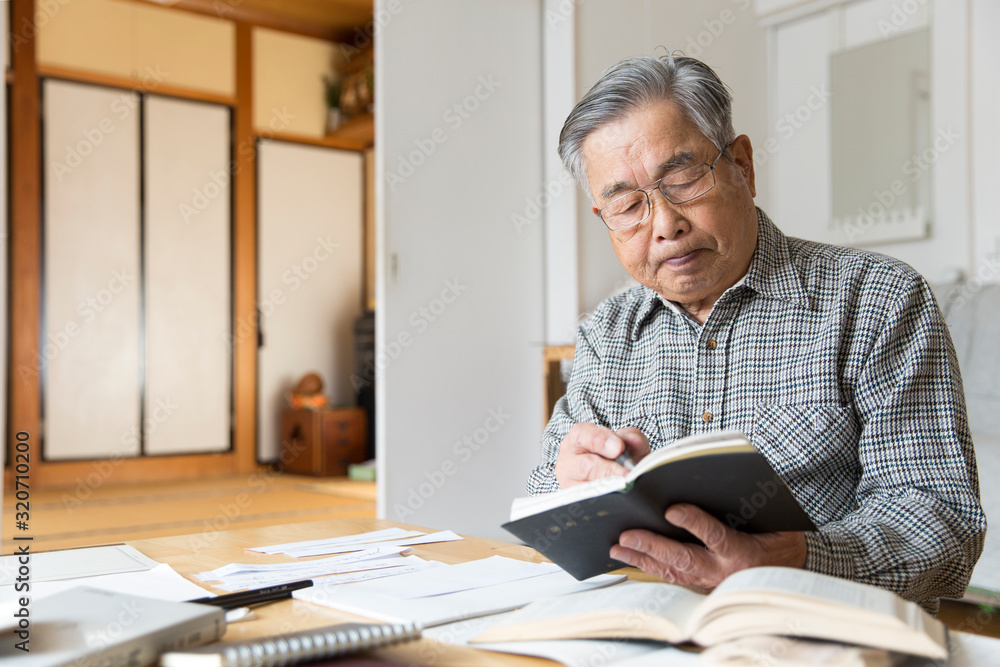勉強をする日本人高齢者 勉強をする日本人高齢者