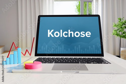 Kolchose – Business/Statistik. Laptop im Büro mit Begriff auf dem Monitor. Finanzen/Wirtschaft. photo