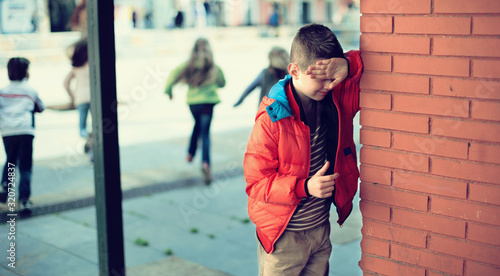 Foto Children playing hide and seek in the schoolyard