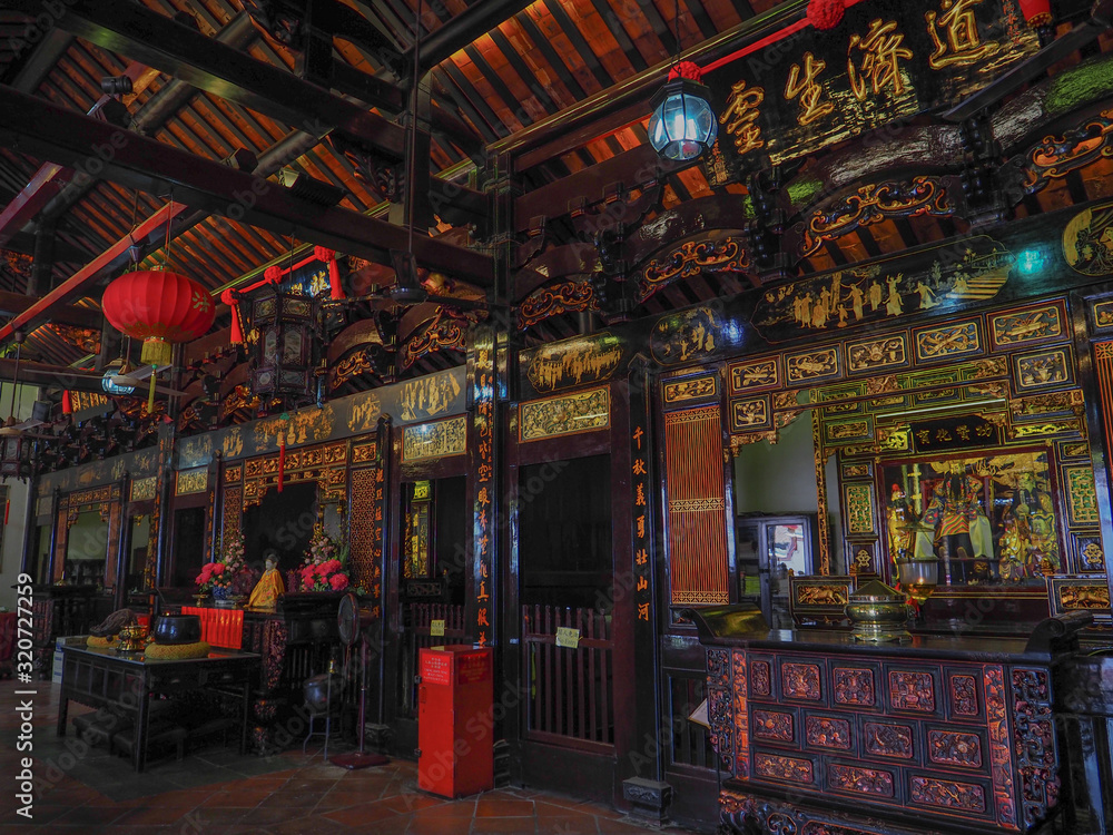 マラッカにあるマレーシア最古の中国寺院（青雲亭（チェン・フン・テン）寺院）の本堂内部 Inside of main building of Cheng Hoong Teng Temple in Malacca (Melaka), the oldest Chinese temple in Malaysia