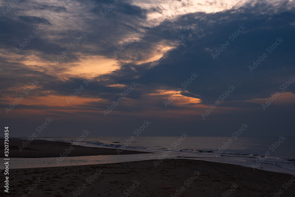 Sonnenuntergang über der Nordsee bei Egmond aan Zee/Niederlande bei dramatischen Wolken Sonnenuntergang über der Nordsee bei Egmond aan Zee/Niederlande bei dramatischen Wolken