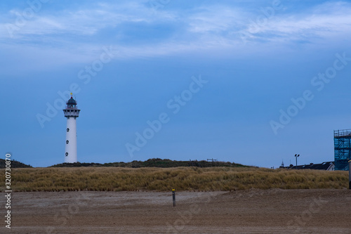 Der Leuchtturm von Egmond aan Zee/Niederlande am Abend