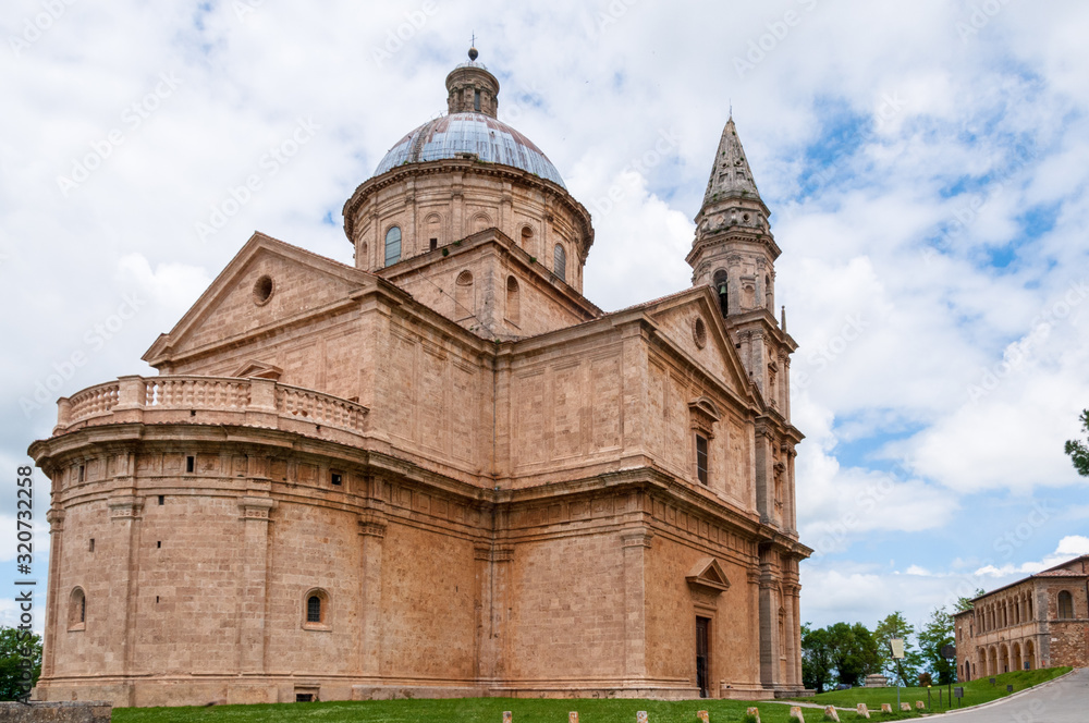 Die Kirche Madonna di San Biagio am Ende einer Zypressenalle in Montepulciano in der südlichen Toskana
