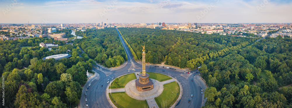 Great Berlin panorama - Victory Column with a view of the city - obrazy, fototapety, plakaty 