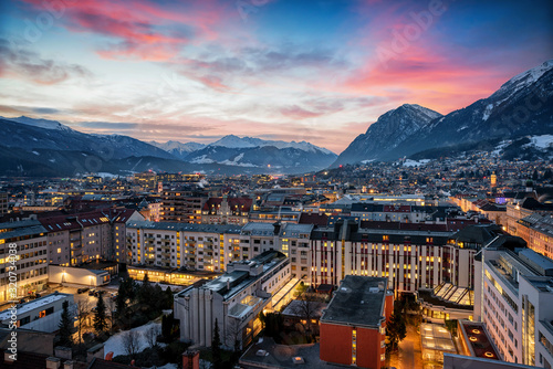 Panoramablick auf Innsbruck in den Alpen Österreichs im Winter am Abend nach Sonnenuntergang mit Schnee und Wolken