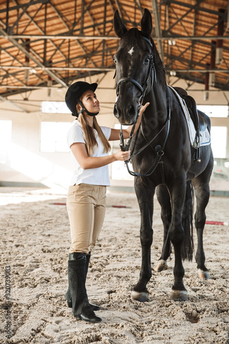 Fotografie Beautiful woman wearing hat with horse