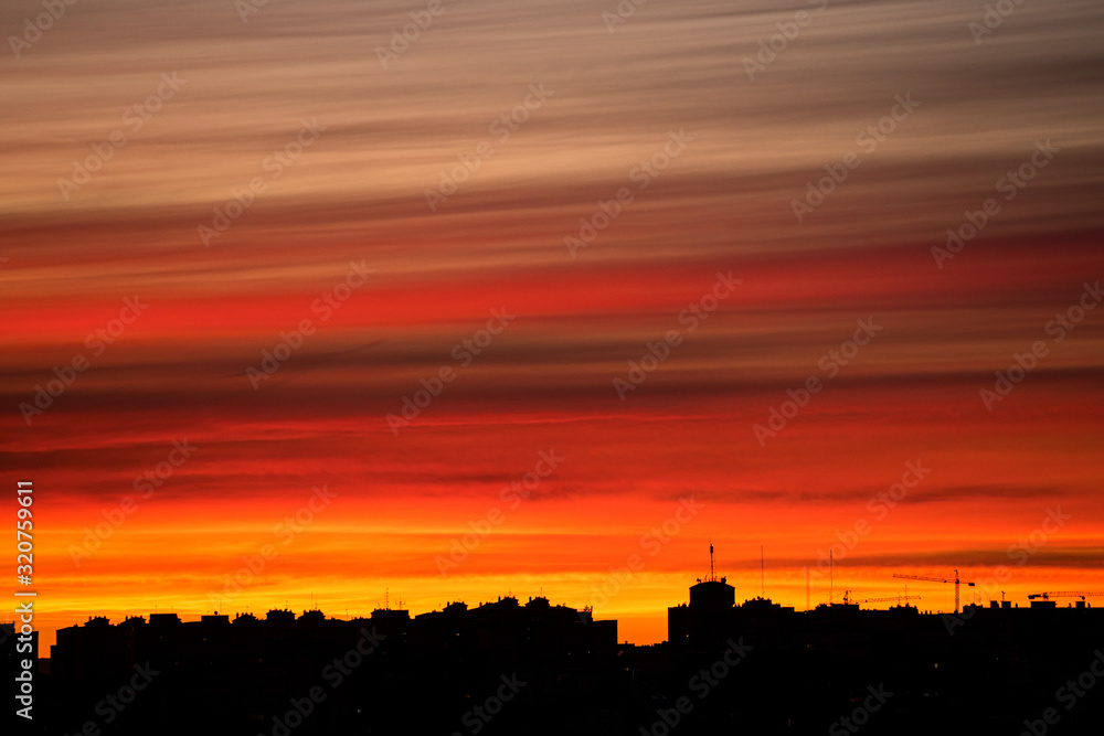 amanecer sobre el skyline de Madrid