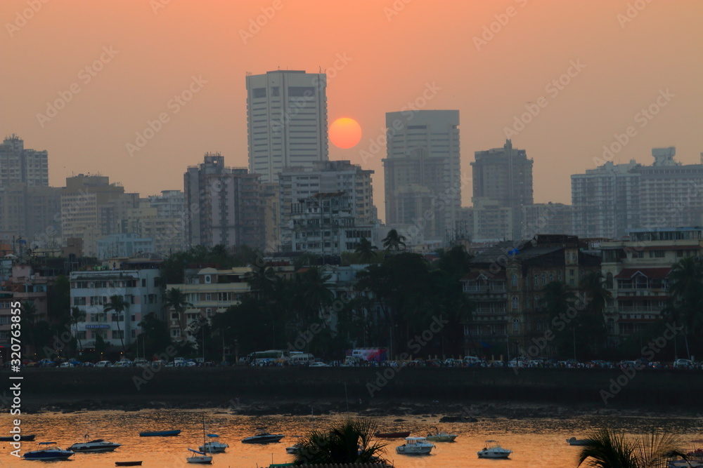 Obraz premium Mumbai city skyline at sunset
