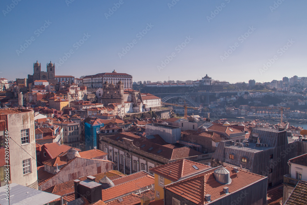 Panorámica de Oporto donde se ve la catedral, el puente de Luis I, el río Duero y el barrio de La Ribeira.