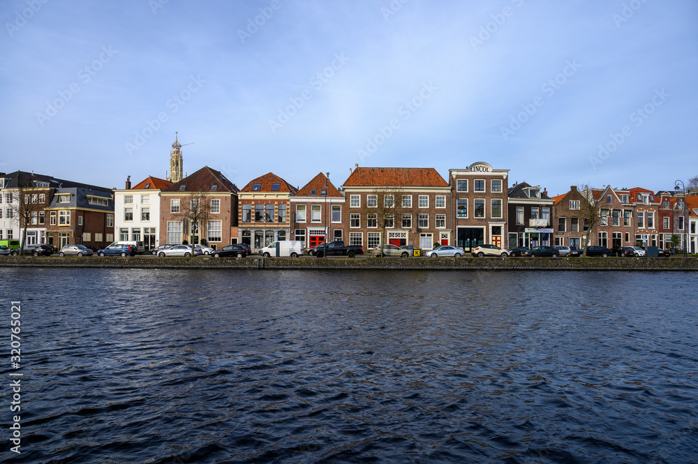Holländische Häuser an einer großen Gracht in Haarlem