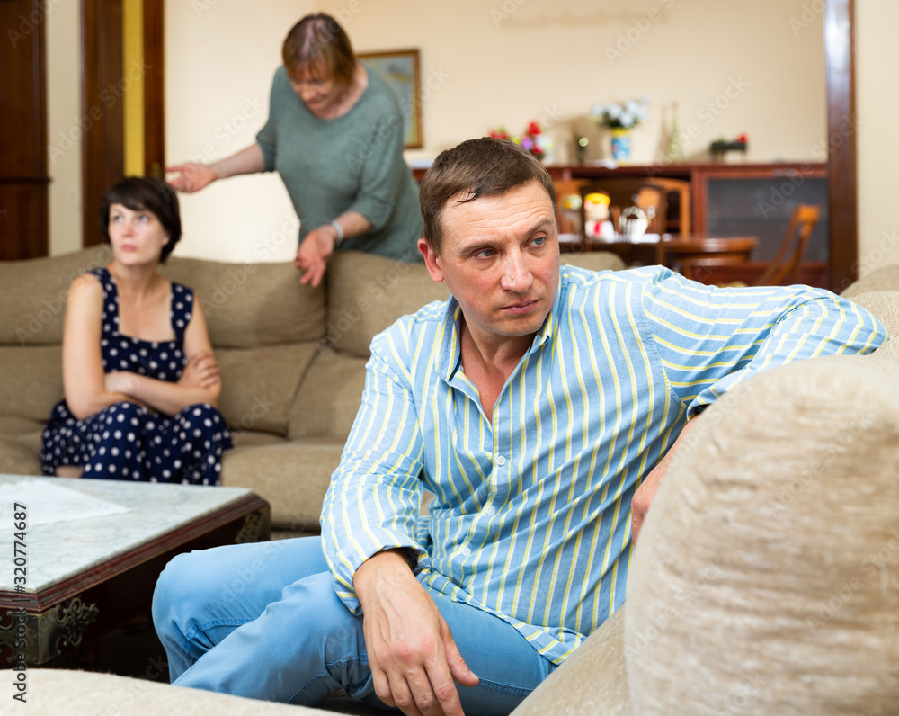 Obraz premium Man and her wife after quarrel