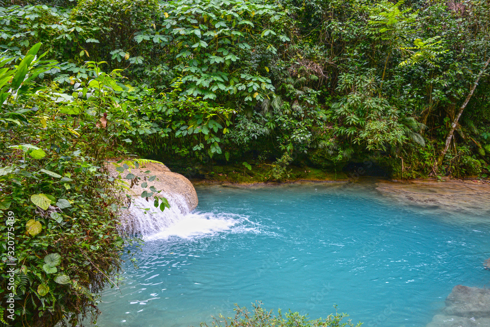 Φωτογραφία Swimming pool of Love in Park El Nicho in the mountains of Cuba