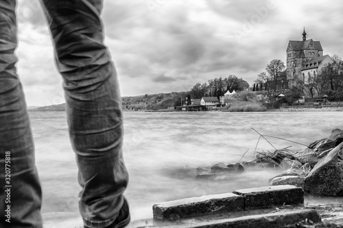 Mann genießt den Ausblick auf die malerische Landschaft in Seeburg in Deutschland photo