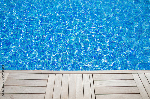 Blue Water in swimming pool © photolink