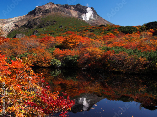 池に映る紅葉と火山【那須・茶臼岳】