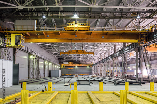 Schilderij op canvas Overhead crane in engineering plant shop
