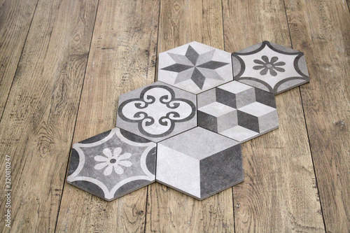 Carreaux ciment gris sur plancher bois, décoration intérieure maison photo