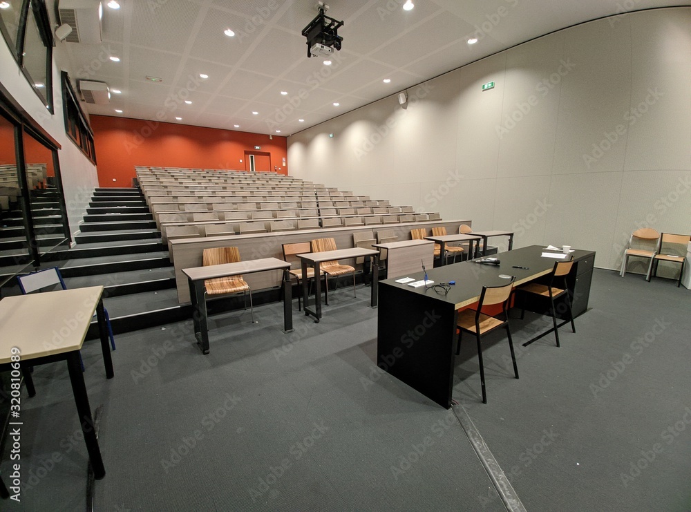 Salle de classe vide endroit ou il y a des cours et des conférence avec un proffesseur d'école supérieure, autrement dit un amphithéatre, France Salle de classe vide endroit ou il y a des cours et des conférence avec un proffesseur d'école supérieure, autrement dit un amphithéatre, France