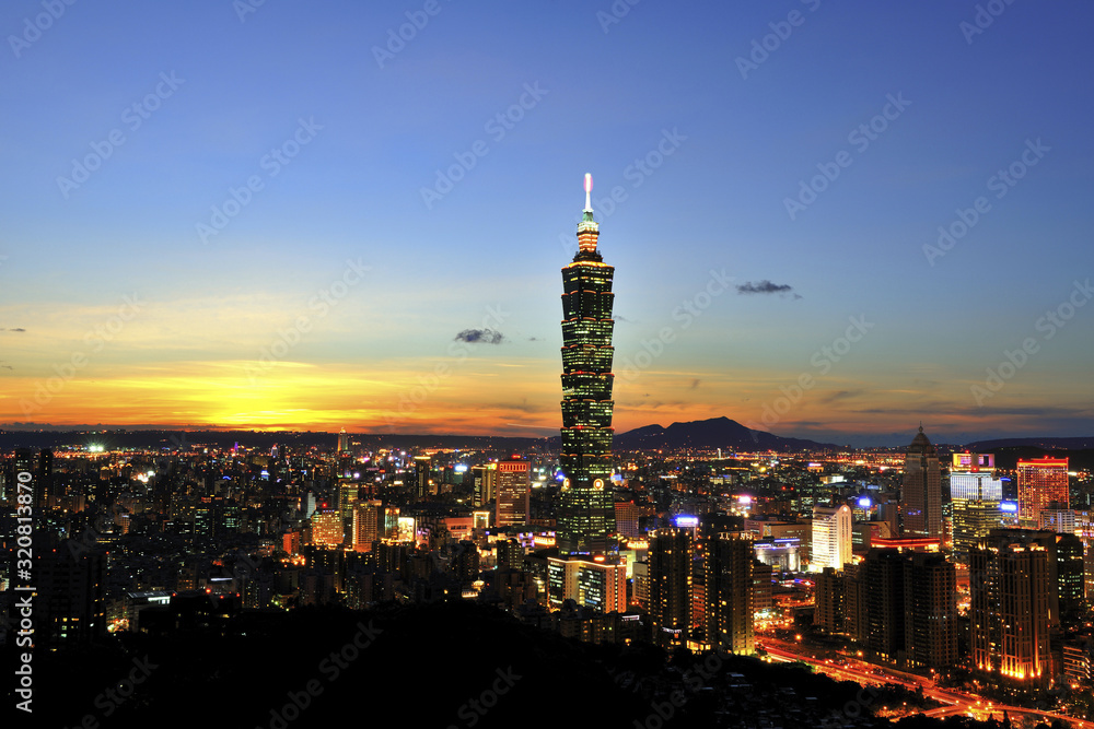 Obraz premium Taipei 101 o zachodzie słońca w Tajpej