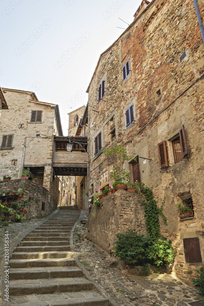 anghiari passaggio tipico con scala in pietra nel borgo antico vista ravvicinata