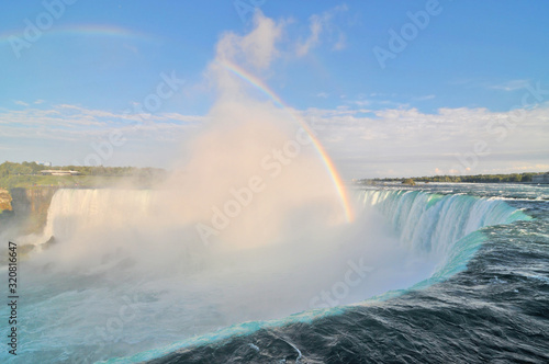 Niagara – wodospad na rzece Niagara, na granicy Kanady, prowincja Ontario i USA, stan Nowy Jork.  © robnaw