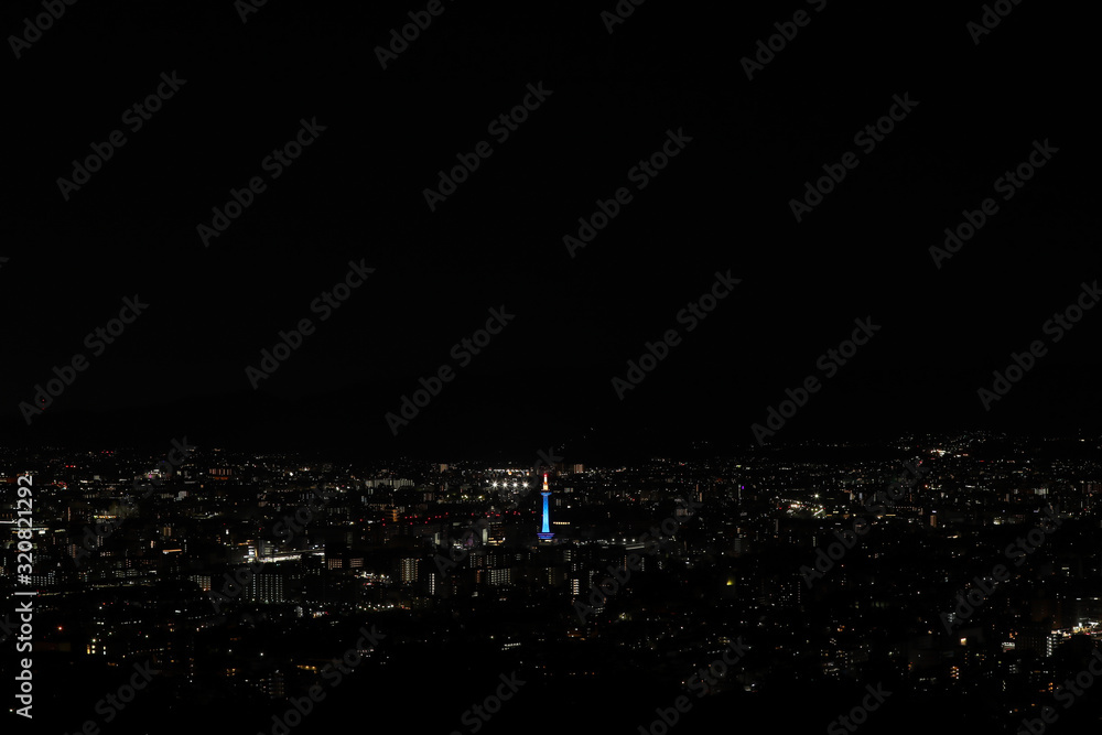 Naklejka premium 見下ろす京都市夜景 青い京都タワー