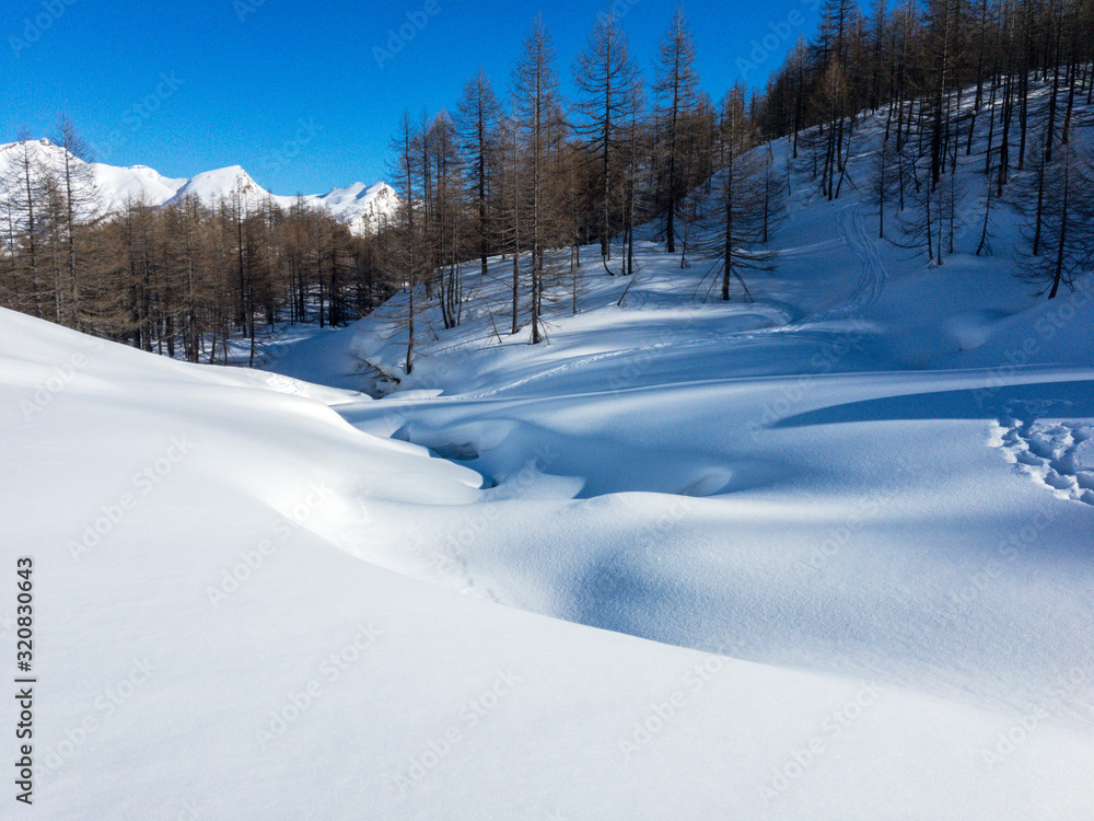 Tracce di passaggio nella neve, lasciate da escursionisti nei pressi dell'Alpe Misanco.