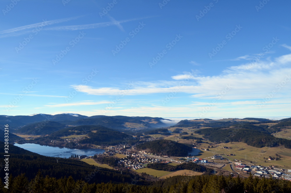 Obraz premium Blick auf den Titisee und den Schwarzwald