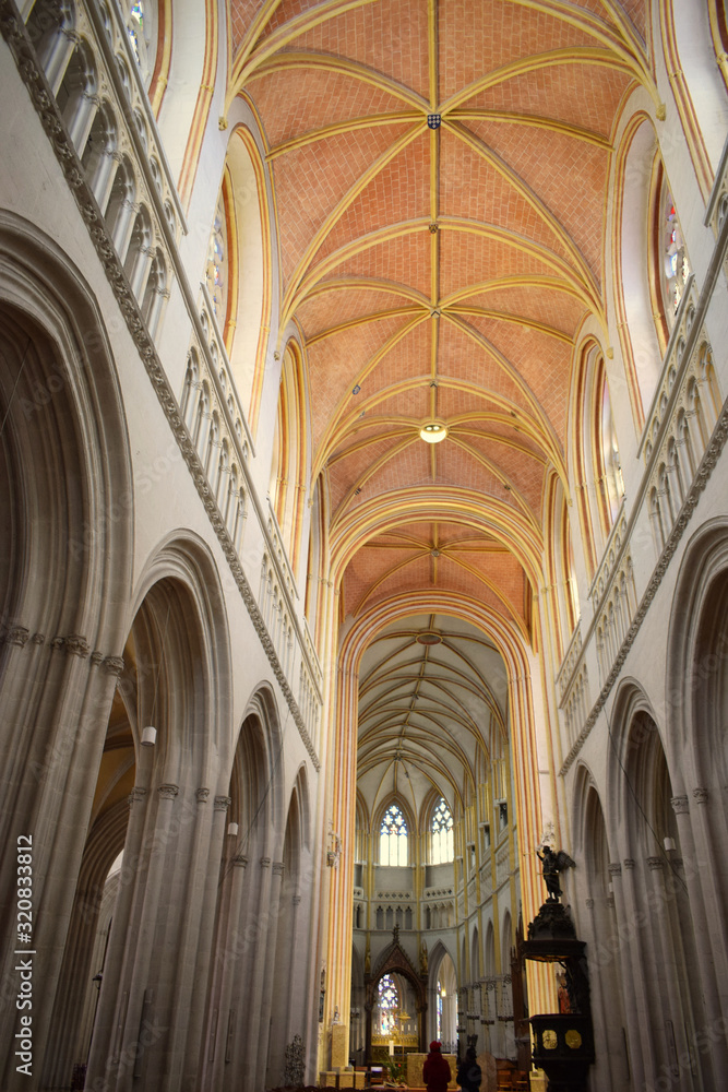Quimper sa magnifique cathédrale et le détail de la nef